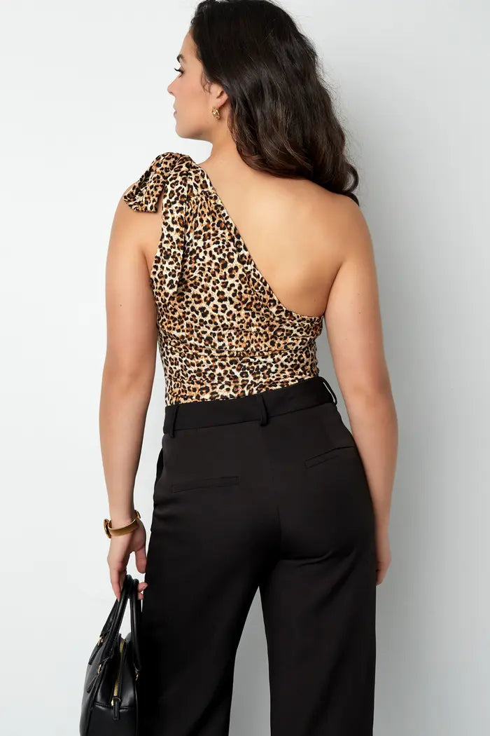One shoulder panterprint body